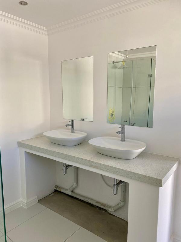 To Let 2 Bedroom Property for Rent in Bantry Bay Western Cape